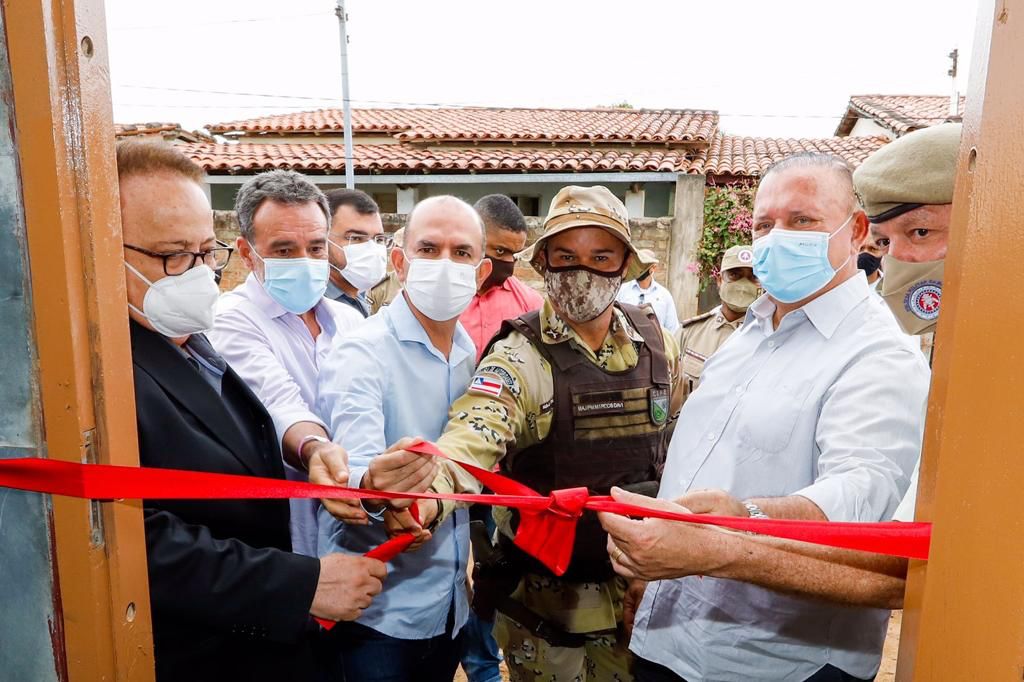 Governador em exercício Adolfo Menezes entrega base da PM, passa por obra em estrada e anuncia modernização de escola em Capela do Alto Alegre