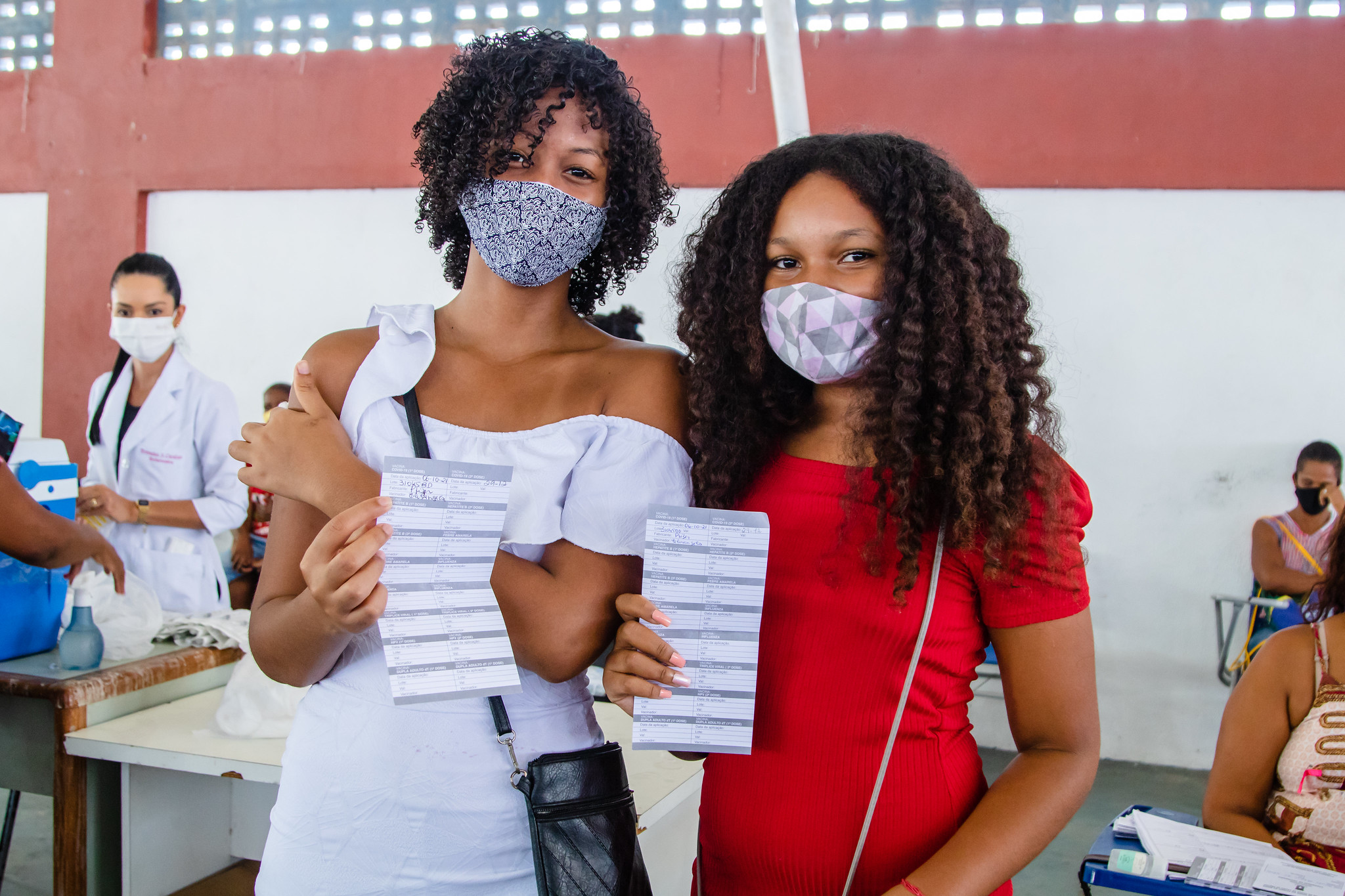 Em Lauro de Freitas, adolescentes de 12 anos comemoram vacinação contra a Covid-19