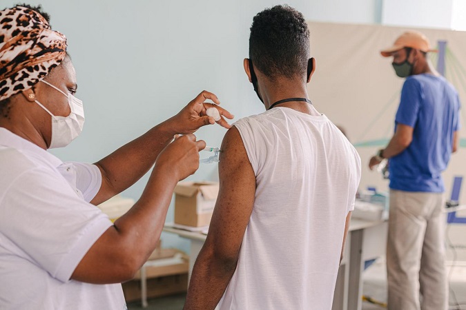 Número de faltosos e não vacinados contra Covid-19 preocupa em Salvador
