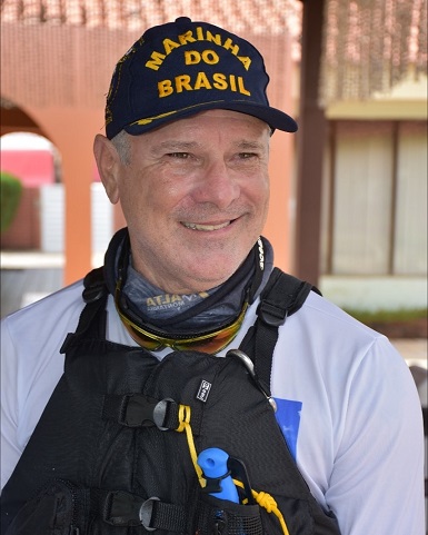 Aventureiro que atravessa o Brasil de caiaque chega à Praia do Forte nesta sexta (12)