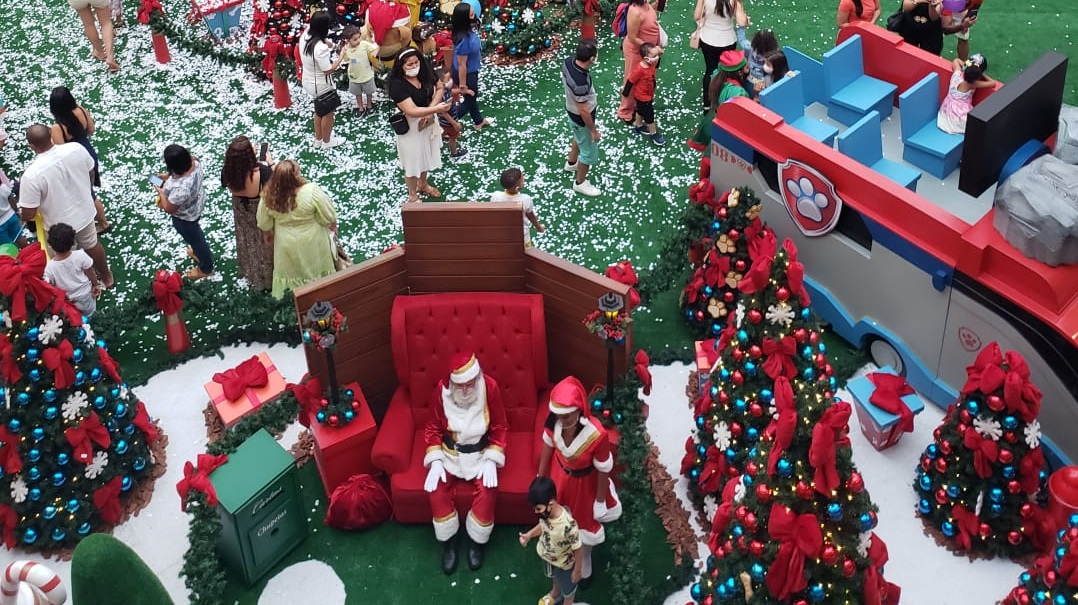 Papai Noel chega em viatura do Corpo de Bombeiros