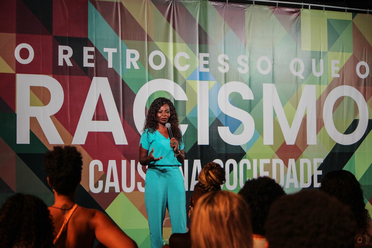 Ireuda Silva conduz aplaudido debate no Dia da Consciência Negra