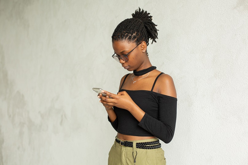 Passar muito tempo no celular pode afetar a saúde do pescoço ombros e punhos