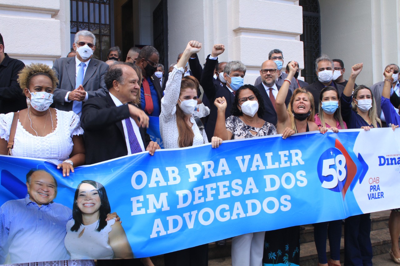 Chapa de Dinailton à OAB-BA protesta em frente ao Fórum Ruy Barbosa