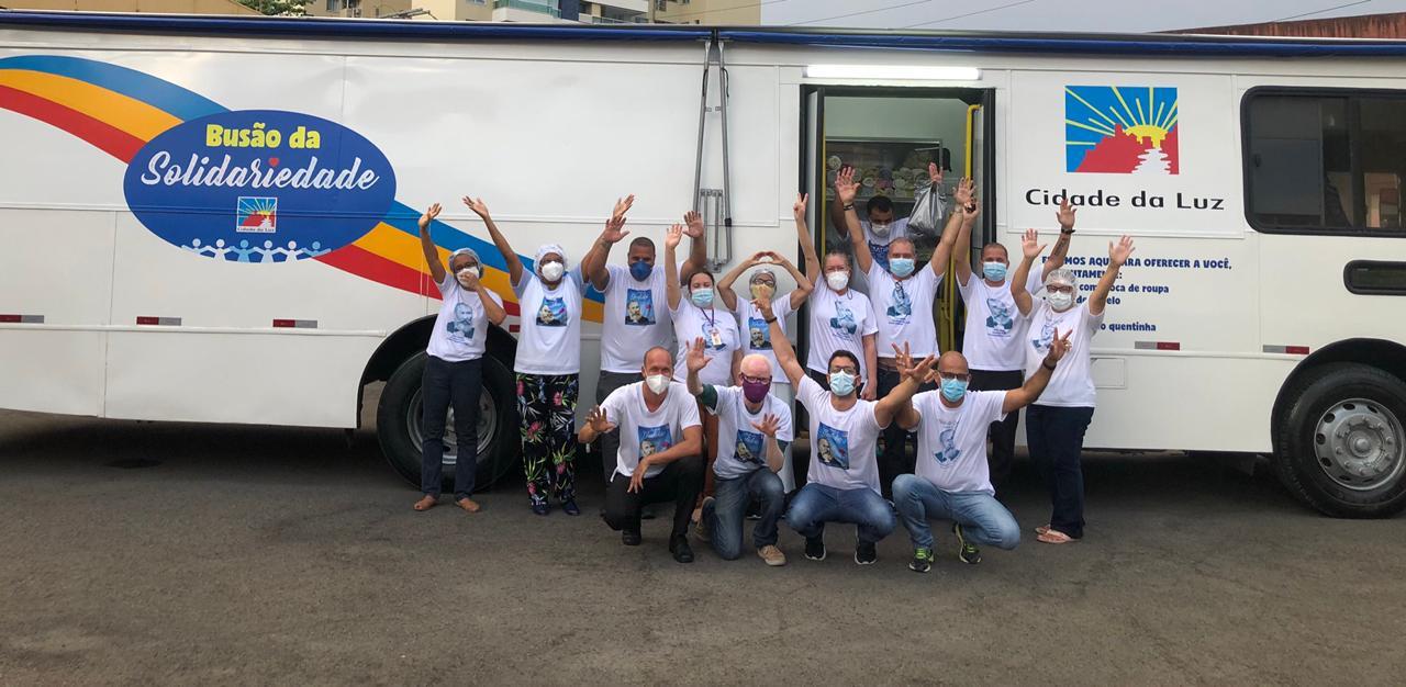 Busão da Solidariedade percorre ruas de Salvador levando higiene e saúde para pessoas em situação de rua