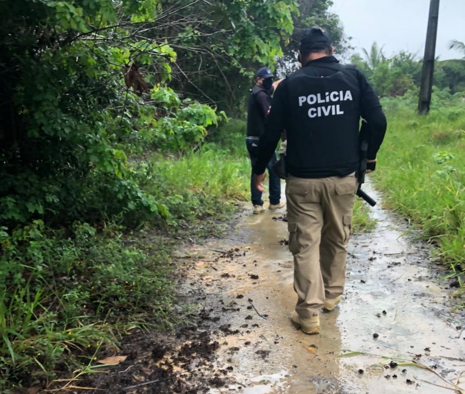 Polícia prende homem que enterrou a companheira viva