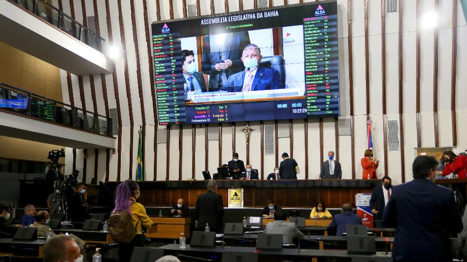 Assembleia aprecia três projetos do Executivo e entrega prêmios aos destaques de 2021