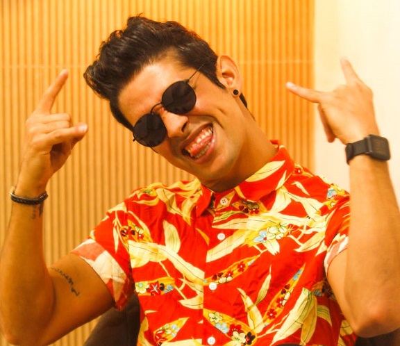 Cantor Vitêra vai gravar clipe em cima de trio elétrico essa semana