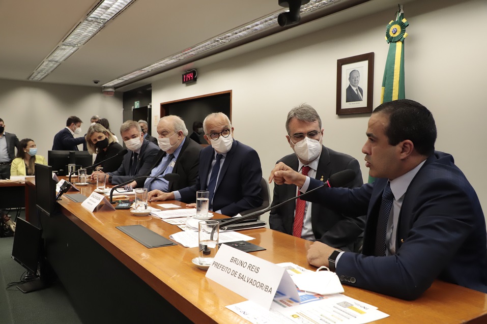 Bruno Reis vai a Brasília reivindicar financiamento do transporte público