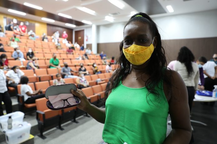 Servidores da Educação ganham óculos de grau após realizar exames de vista na SEC