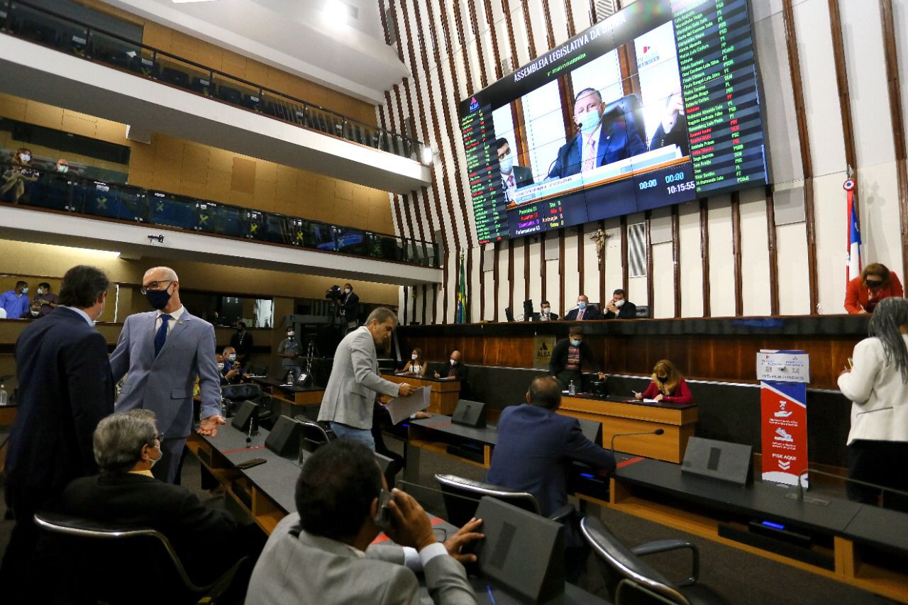 Presidente Adolfo Menezes anuncia Projeto do Executivo que concede reajuste de 19% a servidores públicos