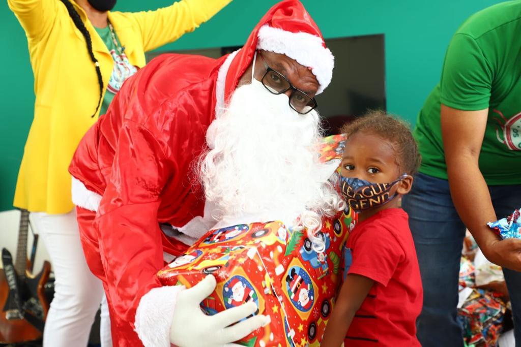 Papai Noel dos Correios anima crianças assistidas pela Sempre