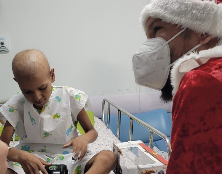 Pacientes do Martagão recebem visita surpresa do cantor Saulo