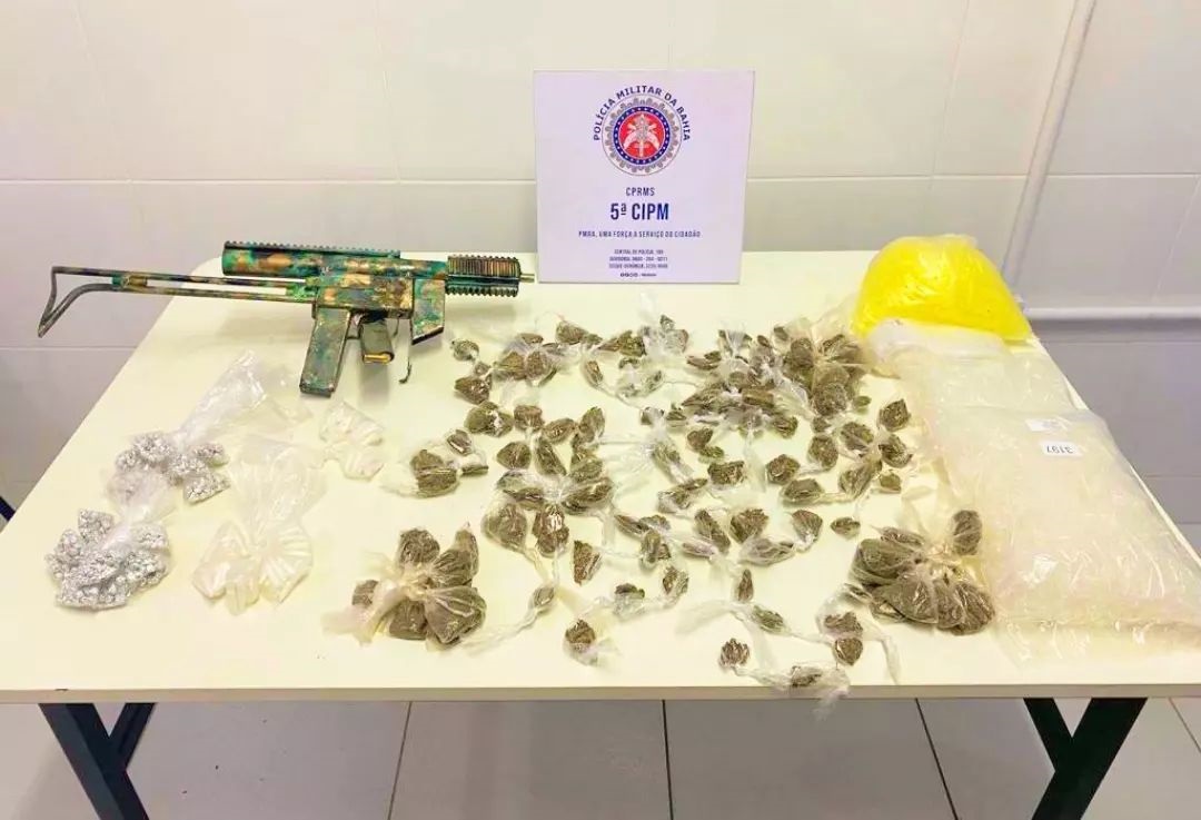 Metralhadora e 814 porções drogas são localizadas pela 5ªCIPM