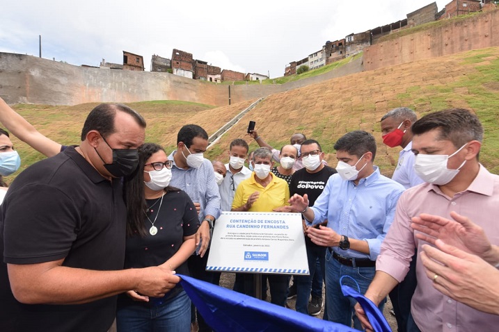 Prefeitura entrega contenção de encosta na Fazenda Grande do Retiro