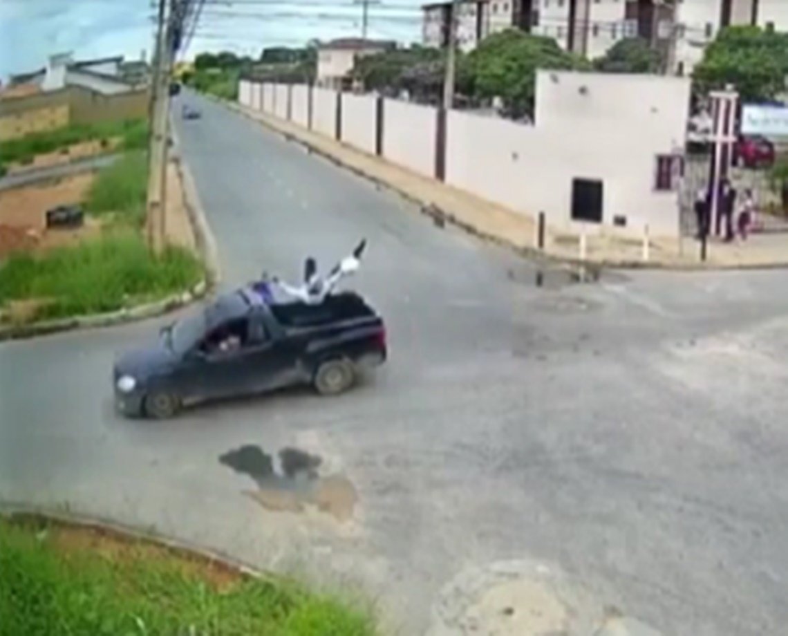 Motociclista bate em carro, mas cai na carroceria do veículo; veja vídeo