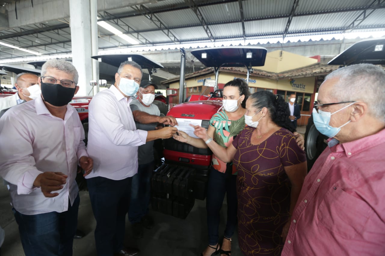 Com investimento superior a R$ 10 milhões, Rui entrega tratores para fortalecer a agricultura familiar na Bahia
