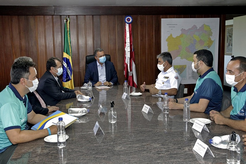 Governador se reúne com voluntários do Rally dos Mares que auxiliaram no regaste de vítimas das chuvas no Sul da Bahia
