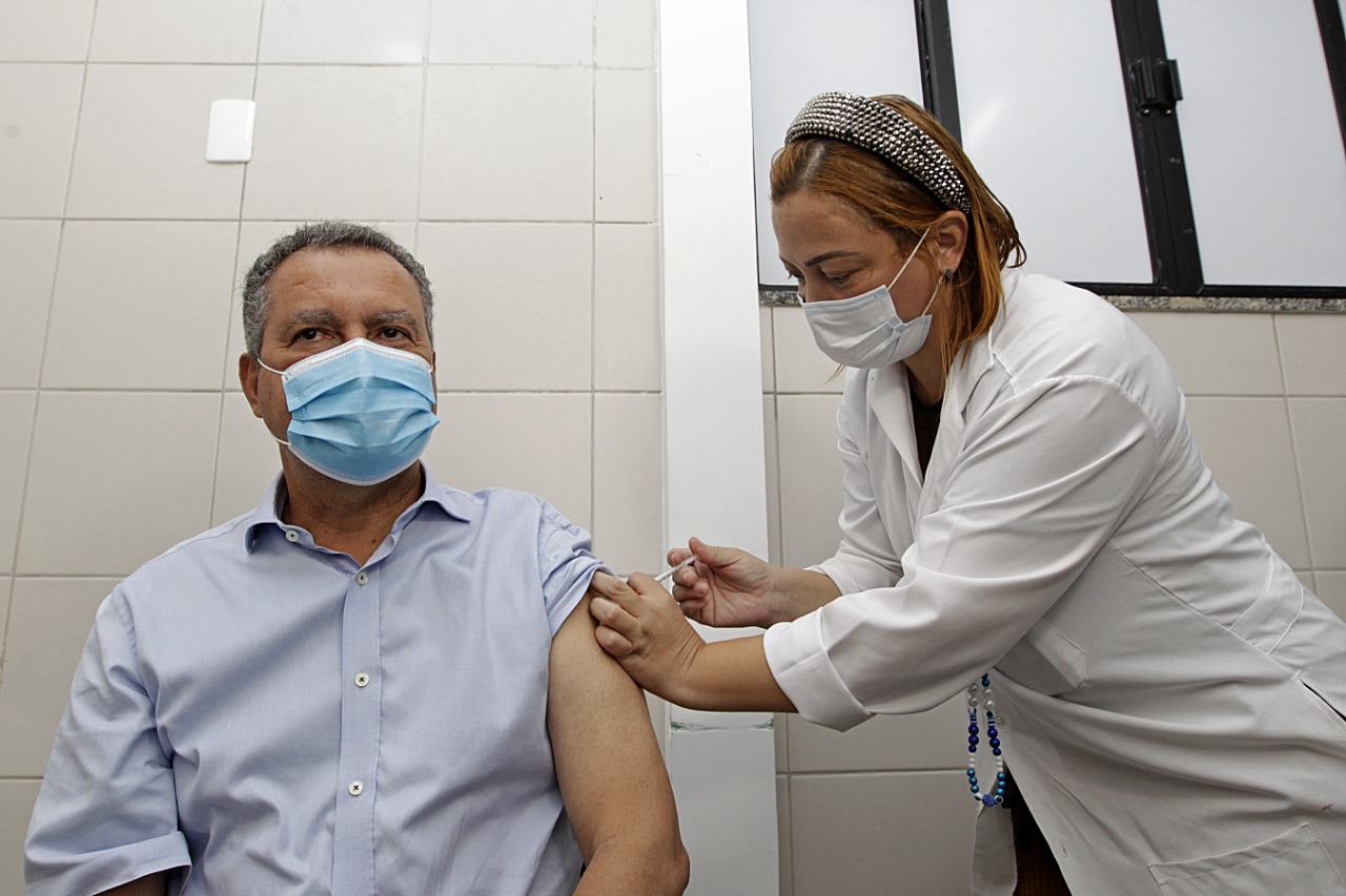Governador da Bahia recebe 3ª dose de vacina contra a Covid-19