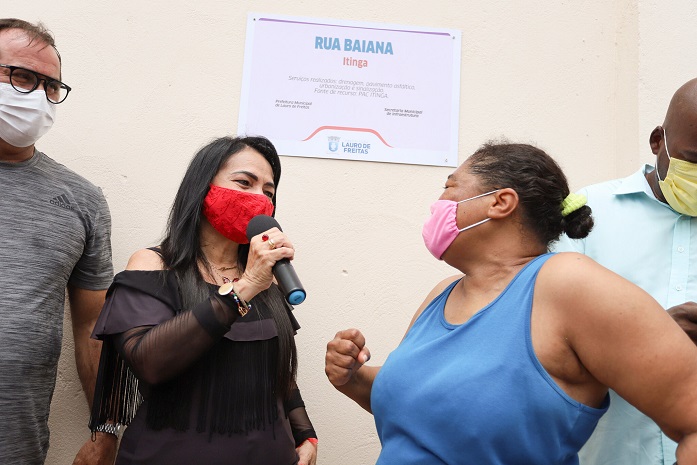 Moradores comemoram entrega de obras de pavimentação em ruas do bairro de Itinga
