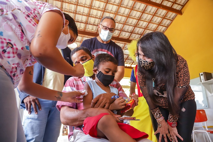 Crianças quilombolas são vacinadas contra a Covid-19 em Lauro de Freitas