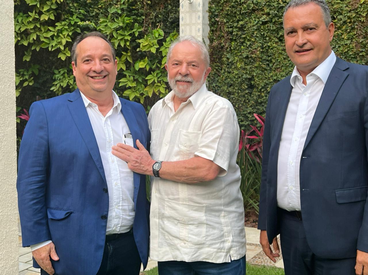 Lula recepciona governador Rui Costa e Cícero Monteiro