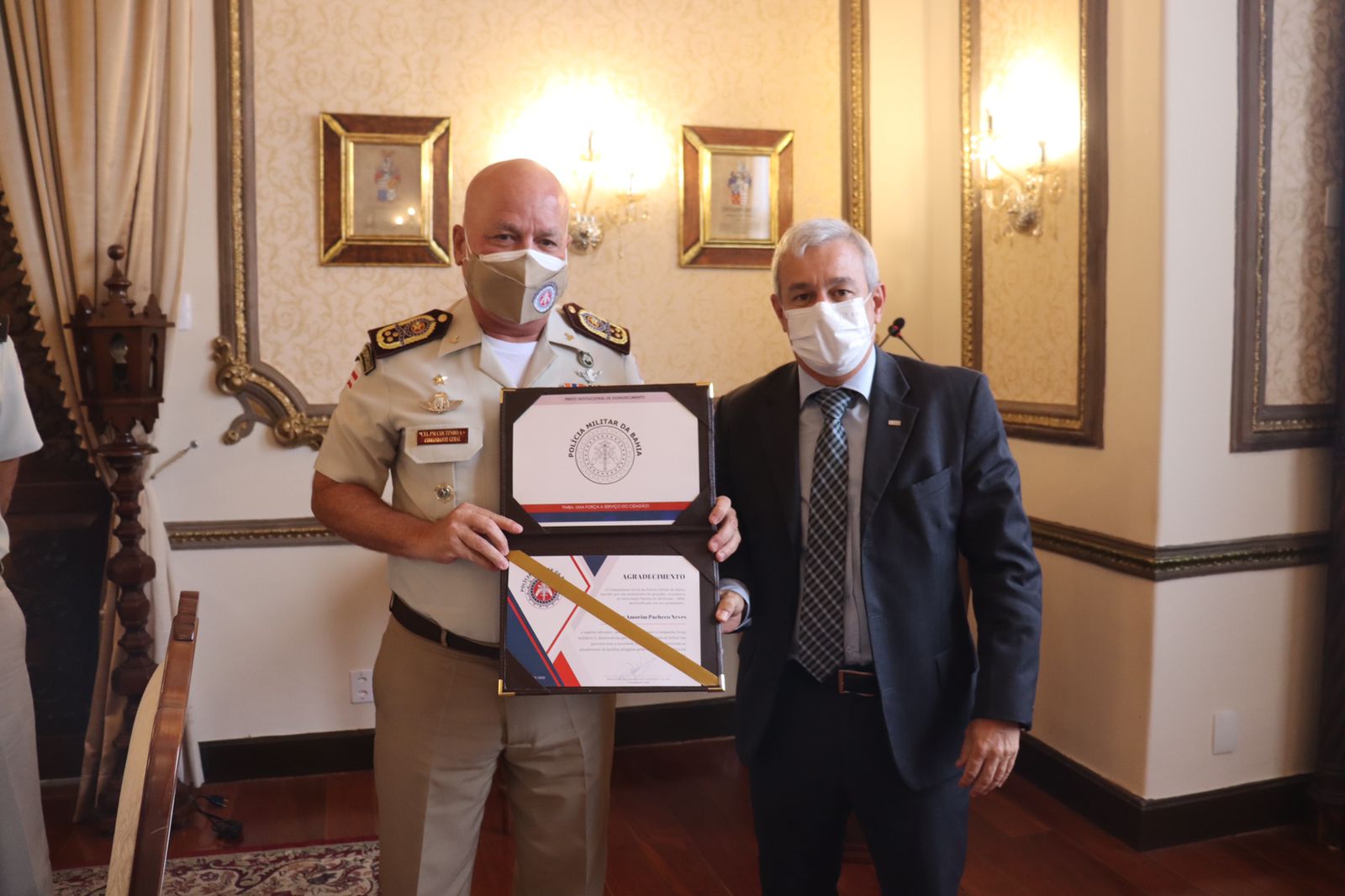 Presidente da ABM recebe placa de reconhecimento da Polícia Militar baiana