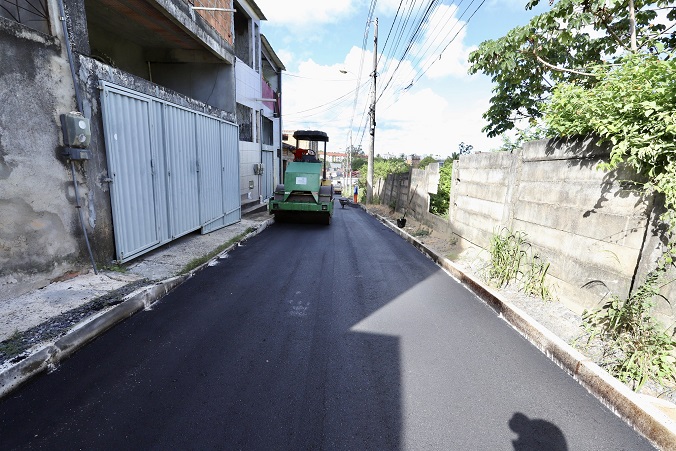 Prefeitura avança na pavimentação asfáltica em ruas do Caji e Itinga