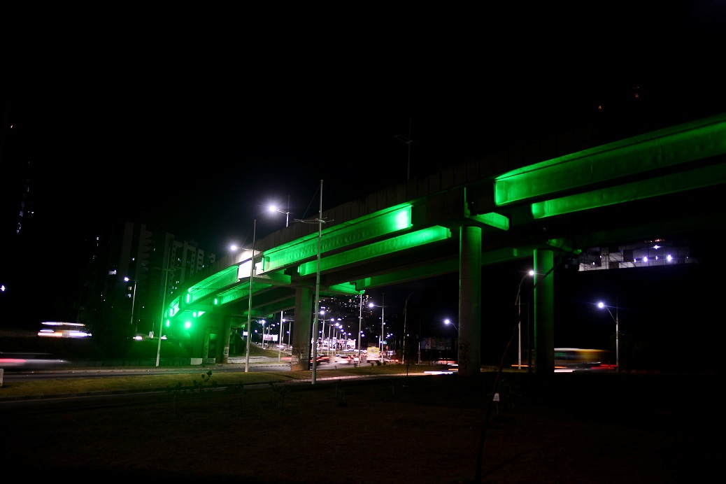 Viadutos do BRT recebem iluminação cênica no Itaigara e Avenida ACM