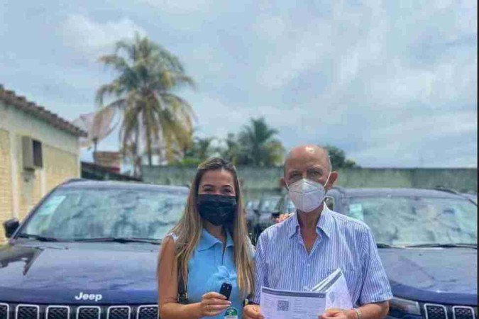 Prefeito  bomba na web ao presentear 15 netos com carros de luxo
