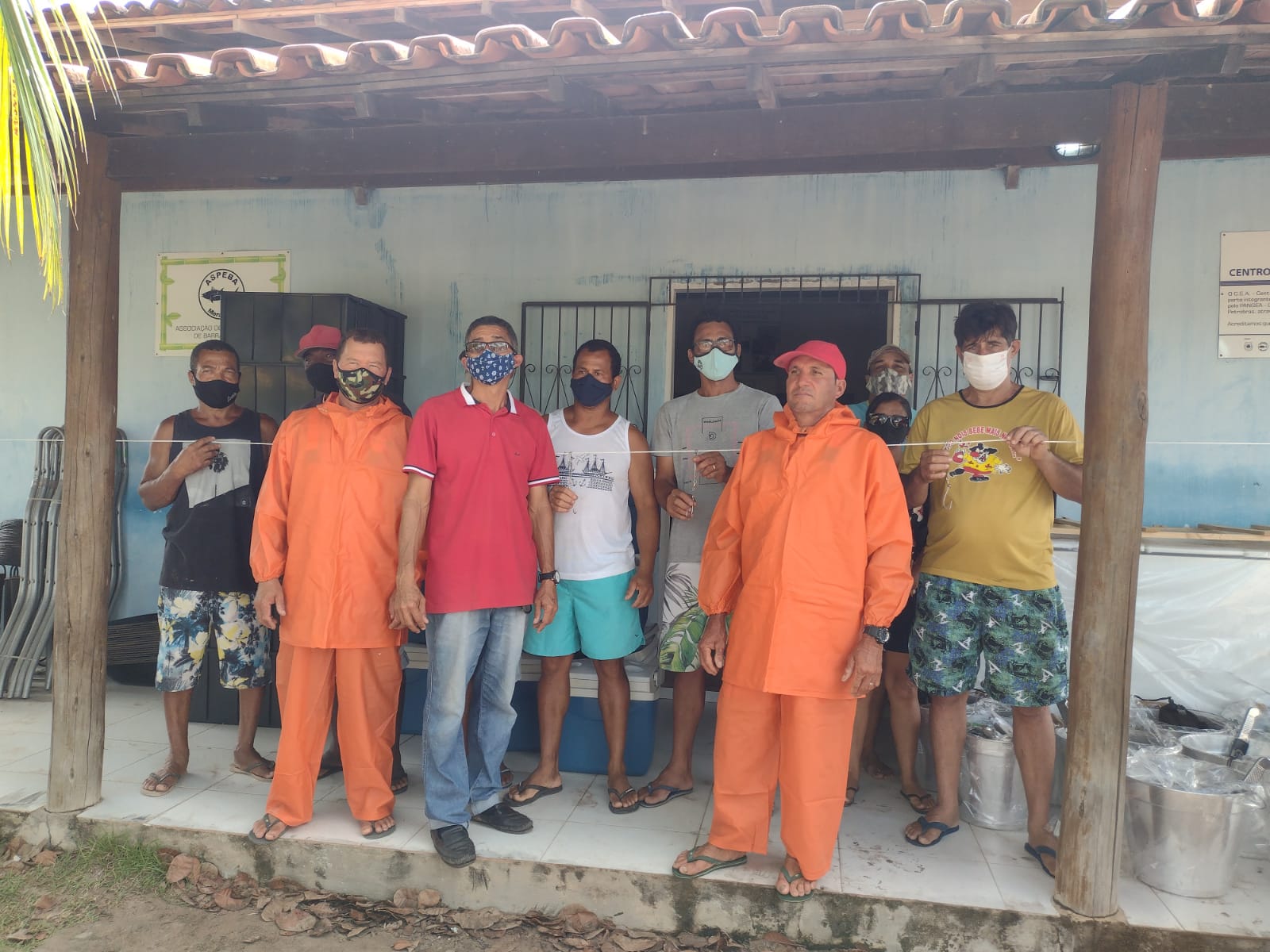 Pescadores e marisqueiros de Maraú recebem equipamentos de trabalho para aumentar a renda