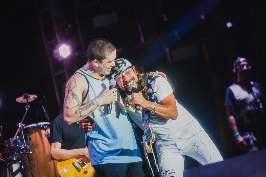 Vídeo: Whindersson Nunes prestigia show e canta com Bell Marques, em Pipa
