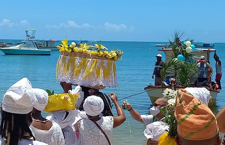Homenagens à Yemanjá levam fé, brilho, sons e cores à Praia do Forte