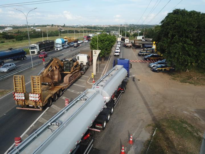 PRF realiza operação na Bahia e intensifica fiscalização a veículos de cargas superdimensionadas