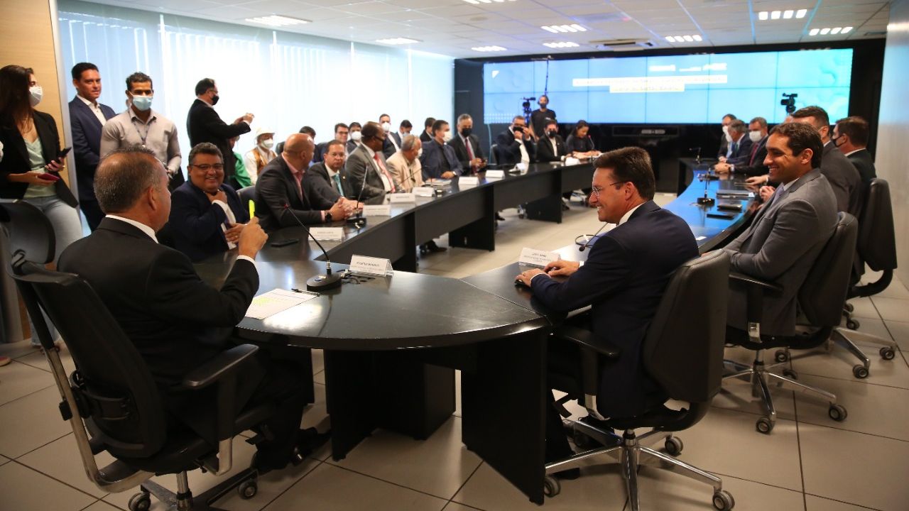 João Roma participa de ato que firma a execução do projeto básico do Canal do Sertão Baiano
