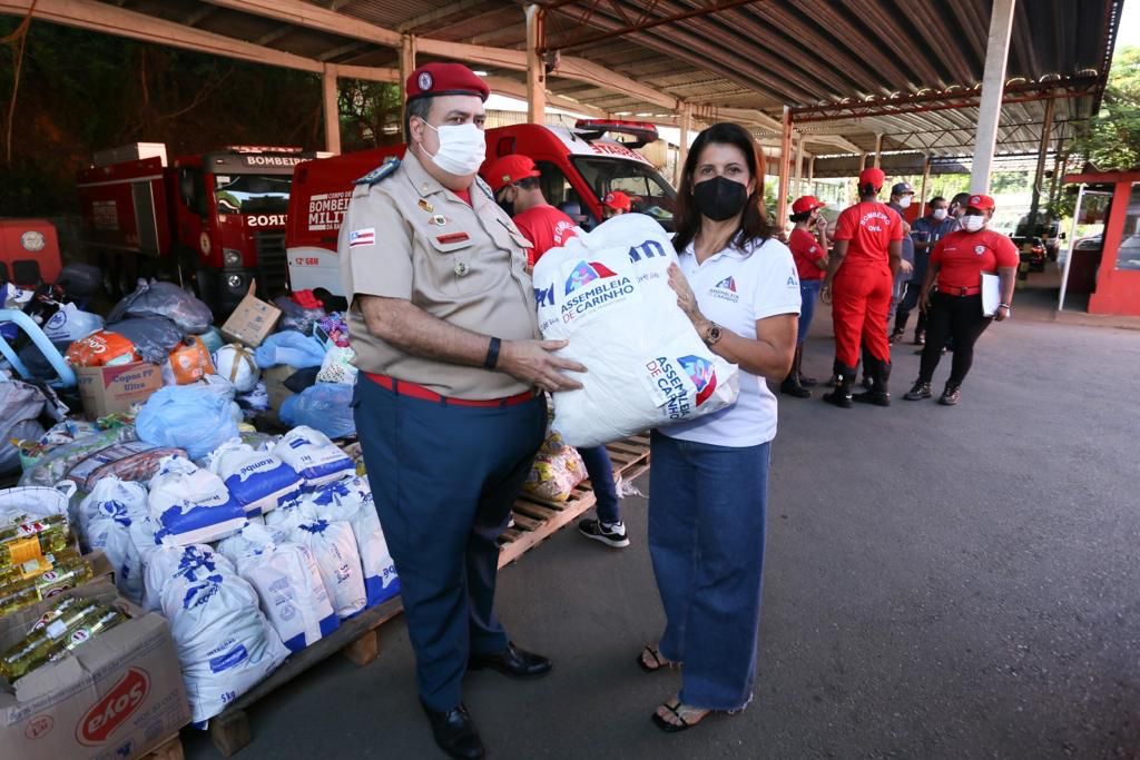Assembleia de Carinho entrega doações ao comandante-geral do Corpo de Bombeiros