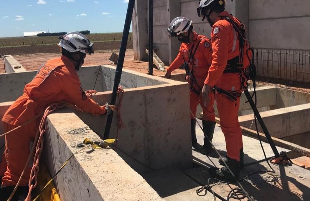 Oeste: Homem é resgatado por bombeiros após queda de 15 metros