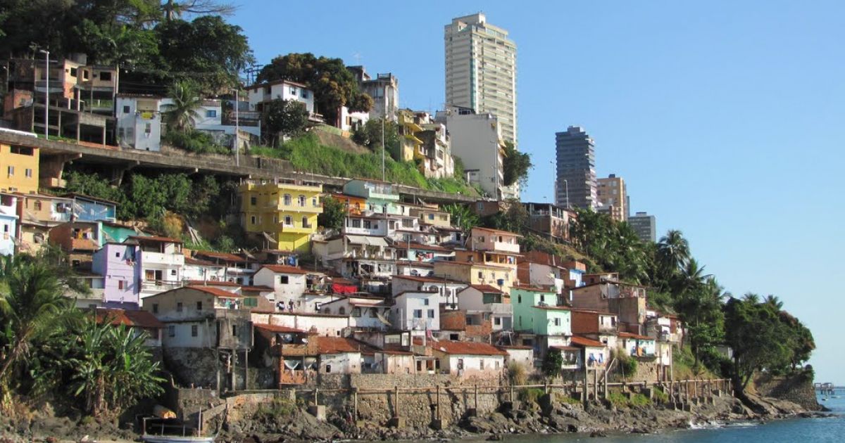 Moradores da Gamboa realizam ato em memória aos jovens mortos pela PM