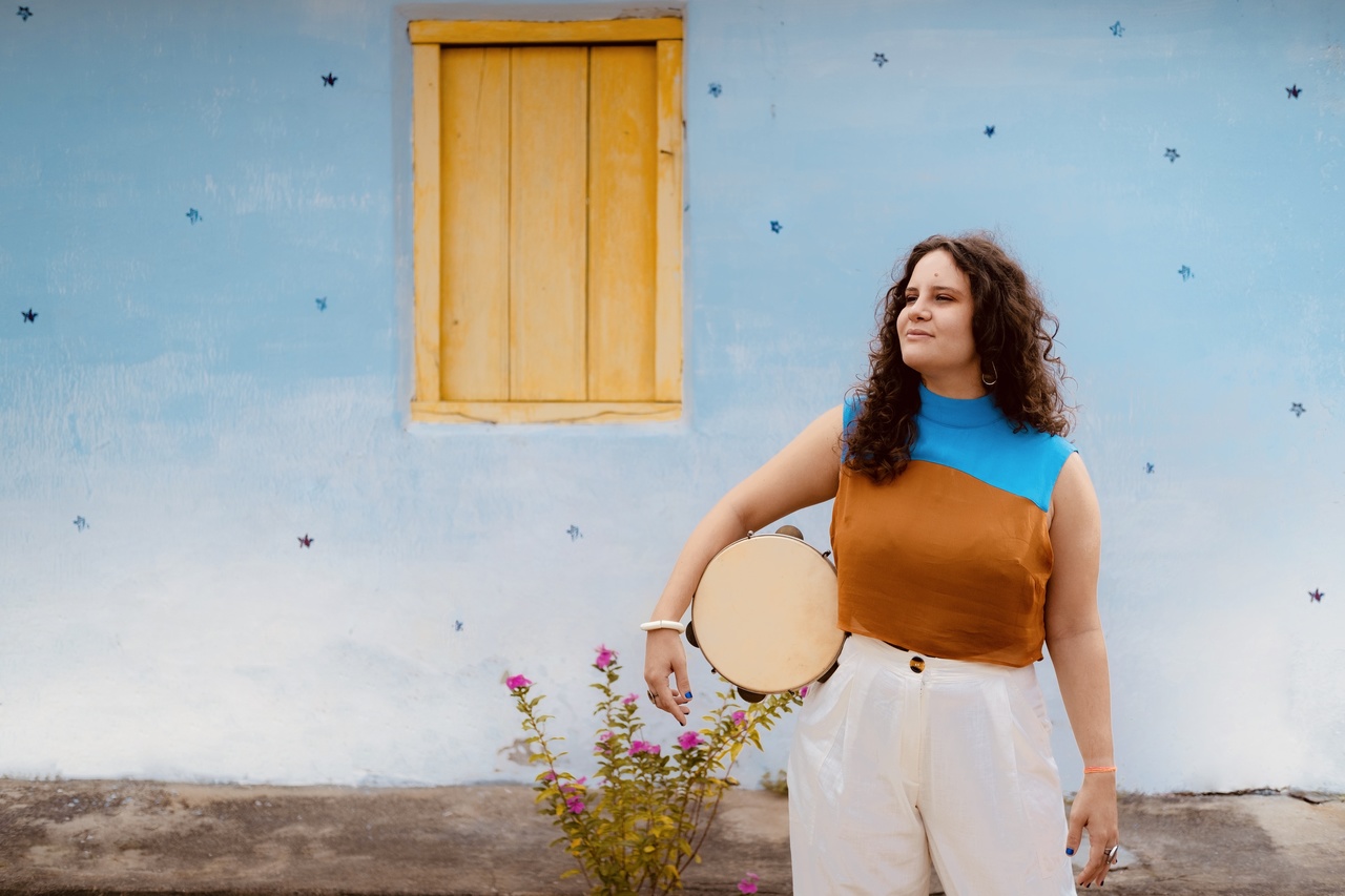 Julinha estreia carreira solo com lançamento do single “Besta pra Rir”