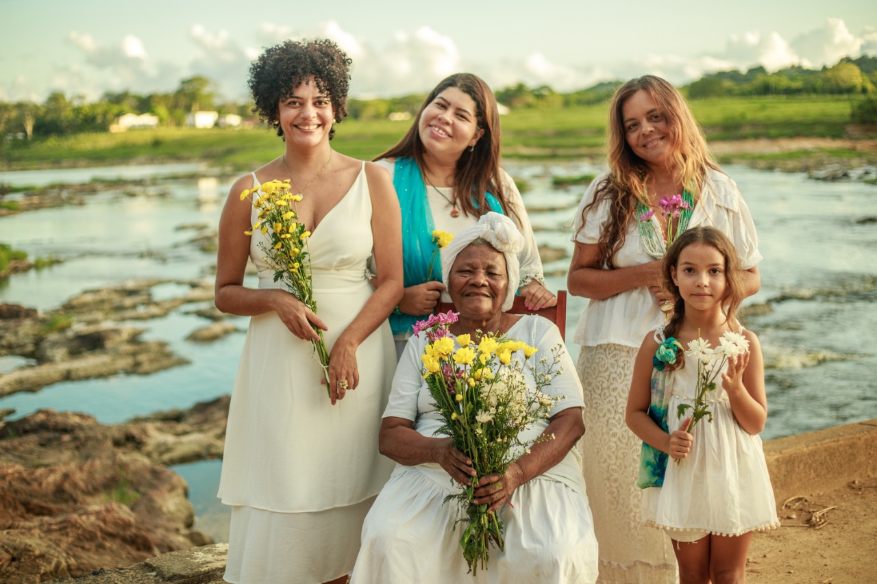Banda Mulheres em Domínio Público homenageia lavadeiras em novos videoclipes