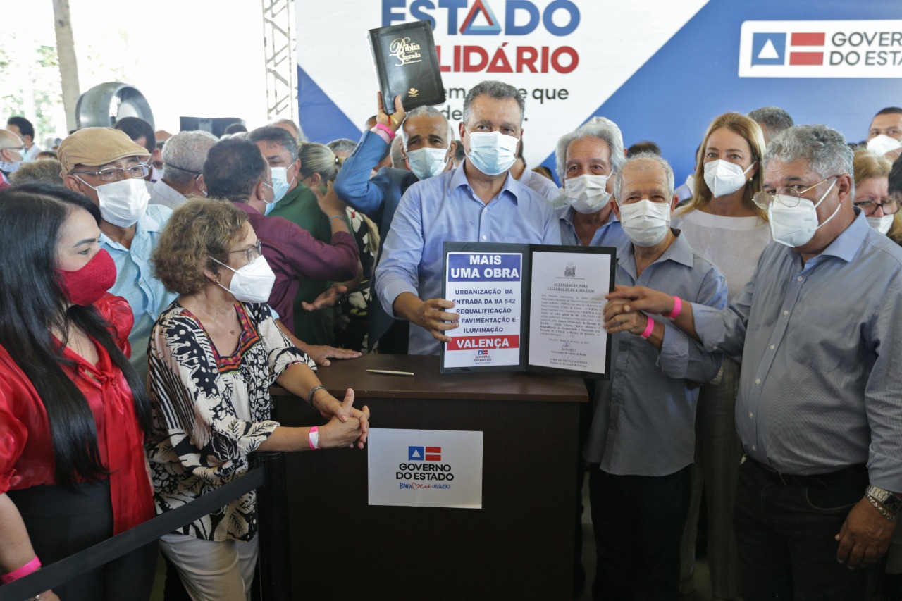 Rui entrega equipamentos e assina centenas de convênios para realização de obras em cidades do interior baiano