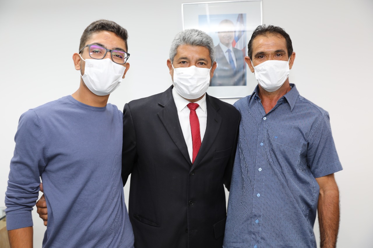 Aprovado em medicina, ex-estudante de escola pública é recebido por secretário da Educação