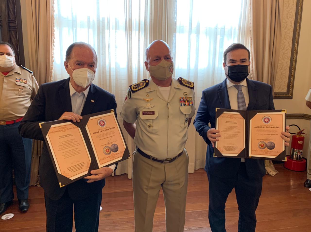 Vice-governador João Leão recebe homenagem da PM baiana