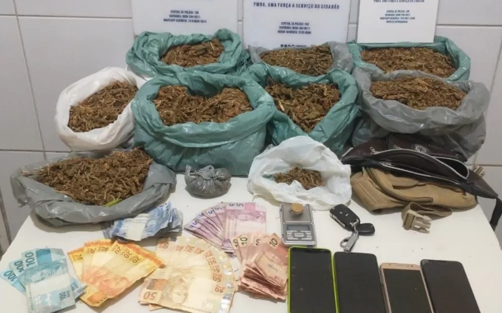 Acusados de tráfico de drogas são presos dentro de carro durante ação da PM no norte da Bahia