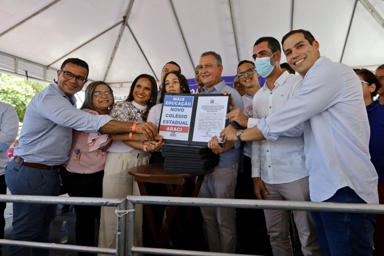 Em Araci, Rui entrega ambulâncias e autoriza obras de infraestrutura e abastecimento de água