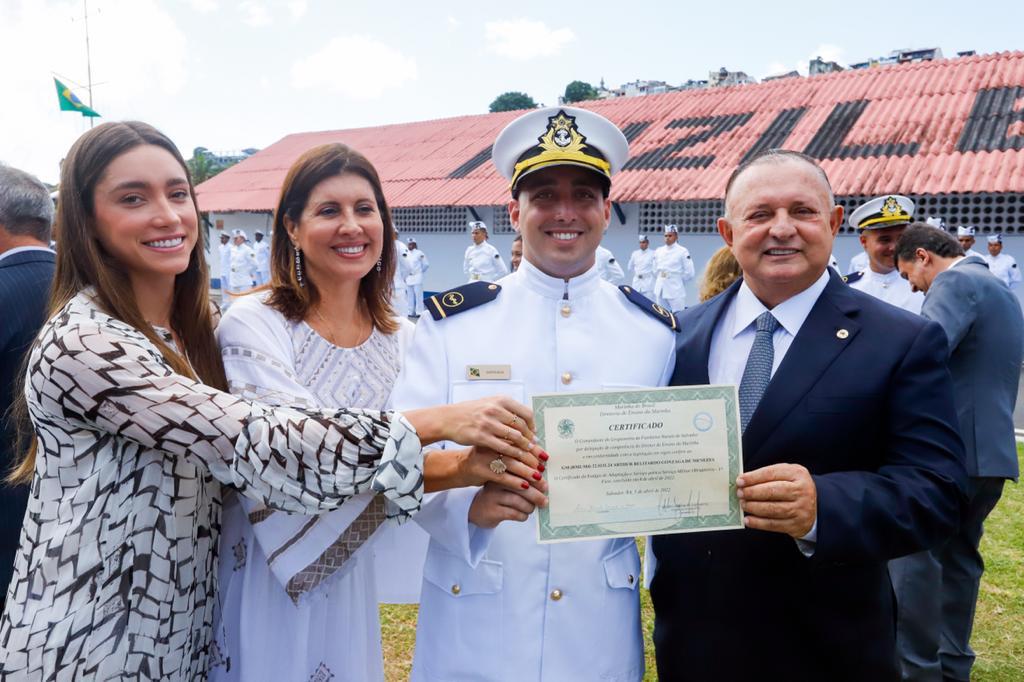 Adolfo Menezes participa de solenidade nos Fuzileiros Navais