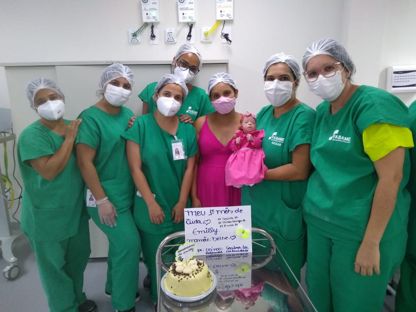 Equipe médica organiza festa para comemorar alta de “bebê milagre” na maternidade Frei Justo