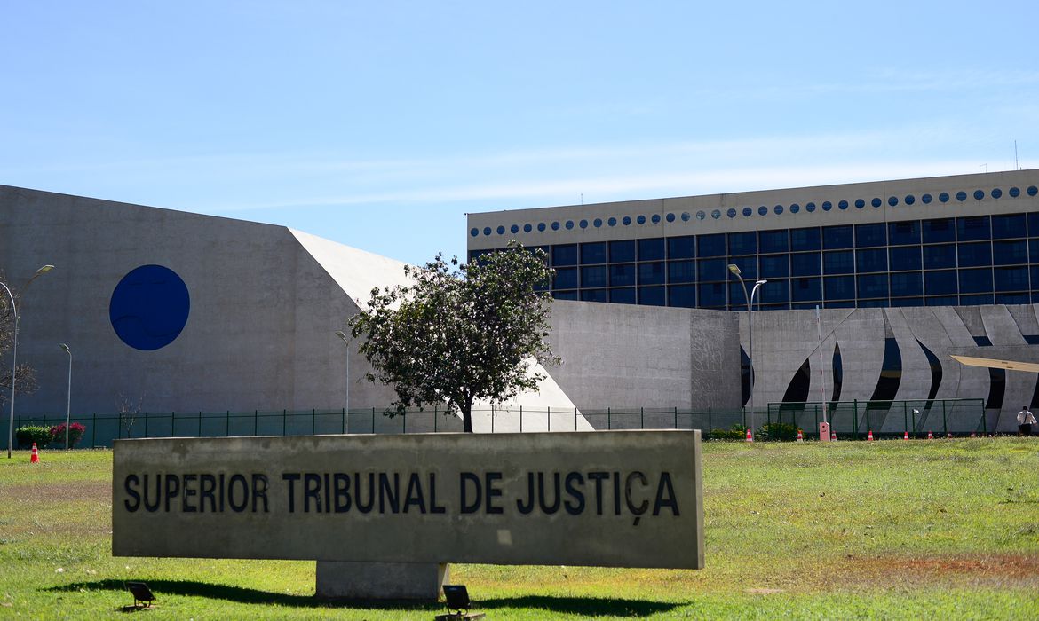 Não é preciso nudez para caracterizar exposição de menor, decide STJ