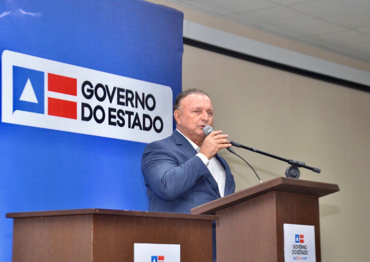Adolfo Menezes chama de vergonhosa situação do país, com tentativa presidencial de desacreditar o TSE e as eleições