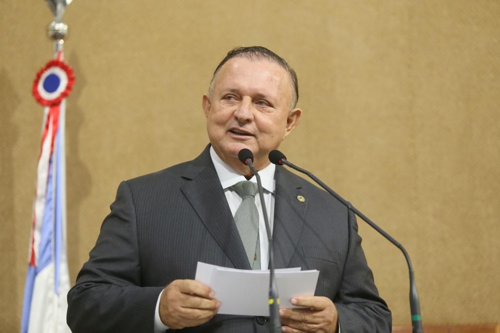 Adolfo Menezes diz que é “escandaloso prefeitura gastar milhões com show, enquanto pessoas passam fome”